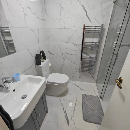 2 Bedroom Flat In Wood Green Piccadilly Line Londres Exterior foto
