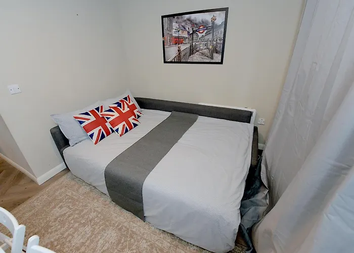 2 Bedroom Flat In Wood Green Piccadilly Line